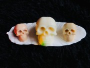 Zestaw świec świeczek na gipsowej podstawce pióro czaszki