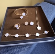 Elegancki komplet biżuterii - perłowe koniczyny 