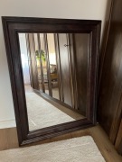 Duże lustro w drewnianej brązowej ramie