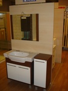 Zestaw mebli łazienkowych firmy Durlik, fronty kolor biały - wiśnia fornir.