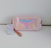 kosmetyczka w perłowym, różowym kolorze z naszytym wzorem ogona syreny