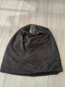 Czarna czapka we wzorki 