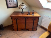 Duża drewniana skrzynia z kutymi okuciami