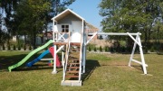 Domek dziecięcy drewniany ze zjeżdżalnią i huśtawkami