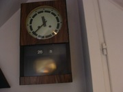 Zegar wiszący METRON z datownikiem 