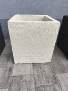 Kremowa jasna doniczka betonowa zewnętrzna ogrodowa 