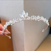 tiara ślubna (diadem) w kolorze srebrnym, często zdobiona cyrkoniami