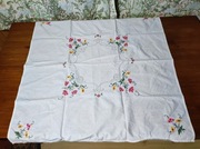 Ręcznie haftowany obrusik 82x80 
