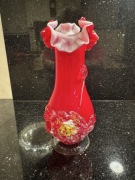 Szklany ozdobny czerwony wazonik 