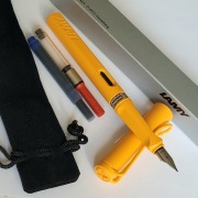 Wieczne pióro LAMY SAFARI F na naboje + tłoczek do atramentu i etui. Nowe.