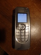 Telefon NOKIA 9300i w kolorze srebrnym szarym, brak tylnej klapki.