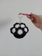 Breloczek do kluczy na szydełku kot kocia łapka czarno biały 