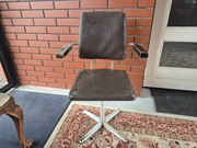 stary fotel krzesło obrotowe lekarskie PRL