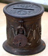 Unikat stara  metalowa skarbonka-sygnowana.