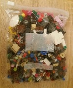 klocki lego z różnych zestawów.