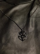 Naszyjnik kozioł głowa pentagram czarny trzy rogi goth symbole 
