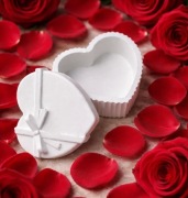 Gipsowa szkatułka w kształcie serca 