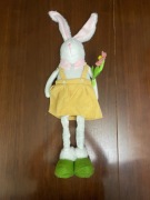 ZAJĄC NA NOGACH TELESKOPOWYCH z KWIATKIEM