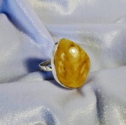 Srebrny pierścionek z bursztynem