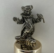 figurka clown metalowa, tanczący uroczy w kapelusiki, kolor srebrny