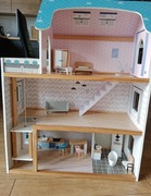 Drewniany domek dla lalek 