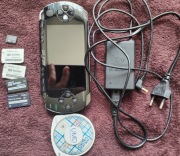 PSP Fat 1000 + Ładowarka + Karty SD + Adaptery + SD 8gb PS Vita