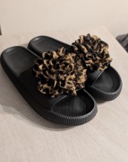 Klapki damskie NOWE lekkie piankowe czarne, duży rozmiar 41 lub 42 panterka