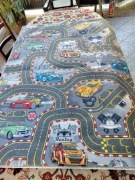 Dywan do pokoju dziecięcego w samochody. 133x190 cm.