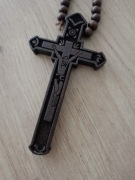 Duży krzyż drewniany brązowym,naszyjnik, wisiorek z  łańcuszkiem