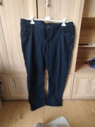 Czarne damskie jeansy o dopasowanym kroju 52