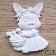 Pani królik w wianuszku z koszykiem figurka do malowania dla dzieci z gipsu