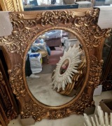 Lustro w pieknej zlotej ramie