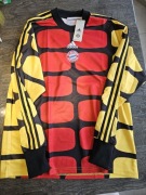 Nową koszulka Adidas x Bayern Monachium (M / luźne ML)