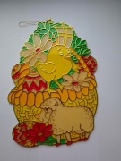 Ozdoba okienna, witaż, witrażyk wielkanocny Baranek i kurczak wśród kwiatów