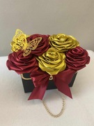 Elegancka torebeczka z różami ze wstążki w odcieniach bordo i złota 