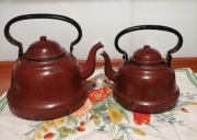 Stare czajniki emaliowane, PRLowskie, kolekcjonerskie, 2 sztuki 