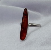 Srebrny pierścionek z bursztynem