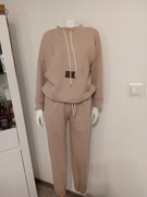 Dres 95%bawełny w kolorze beżu , bluza kangurka.