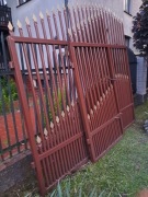 Brama z furtką ręcznie kuta z mosiądzem nitowanym