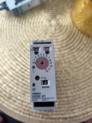 Przekaźnik czasowy OMRON H3DE-S1, na szynę TH35