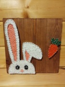 Obraz string art - Królik z marchewką