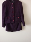 Piękna garsonka koloru  fioletowo-czarnego