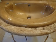 Umywalka i konglomerat z trawertynu żywicowanego