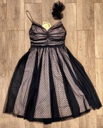 Sukienka midi w kropki z eleganckim ramiaczkiem