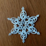 Dekor na choinkę śnieżynka frywolitka biala 10.5 cm