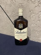 Butelki po popularnym wisky balantais