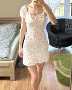 Dopasowana letnia sukienka w kwiaty romantyczna