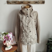 Elegancka kremowa kurtka damska Reserved r. 34 Taliowana, z kapturem