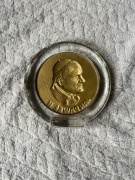 Stary szklany przycisk do papieru z motywem Jana Pawła II