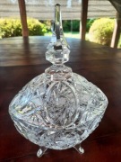 Kryształowa bomboniera na nóżkach z pokrywką – szkło ręcznie szlifowane